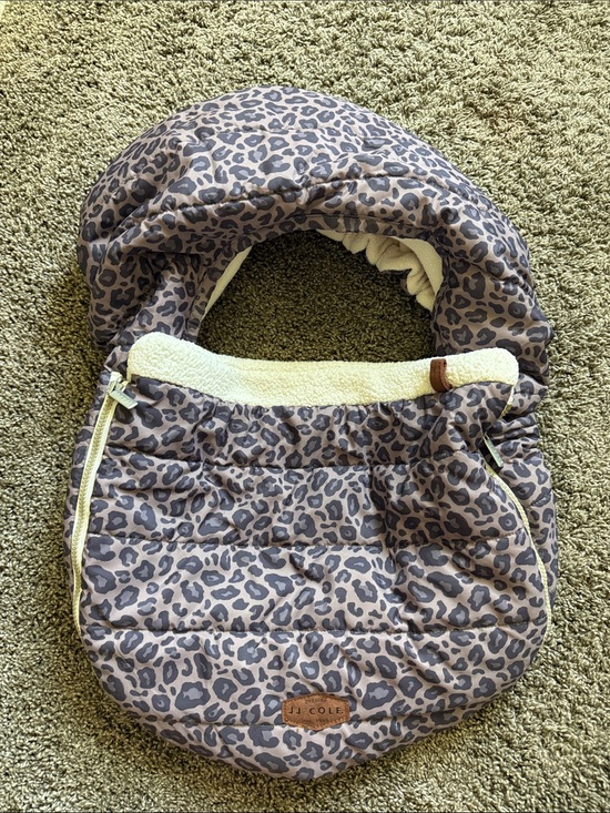 JJ Cole Other - JJ Cole Leopard Print Infant Car Seat Cover - Cream Sherpa